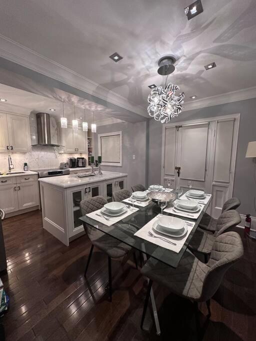 Leaside With Great Backyard & Pool Holiday home Toronto