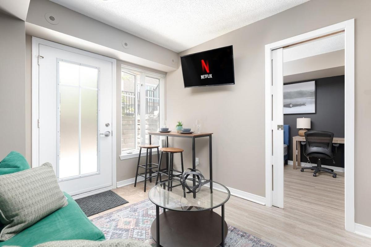 1bd Townhome Walk To Lake! Toronto