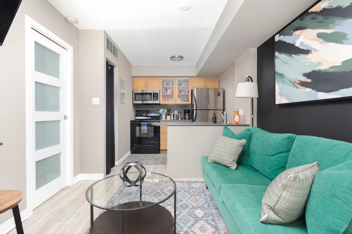 1bd Townhome Walk To Lake! Holiday home Toronto