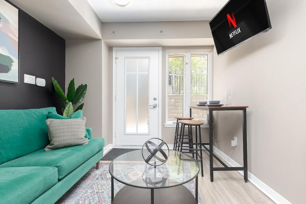 Holiday home 1bd Townhome Walk To Lake! Toronto