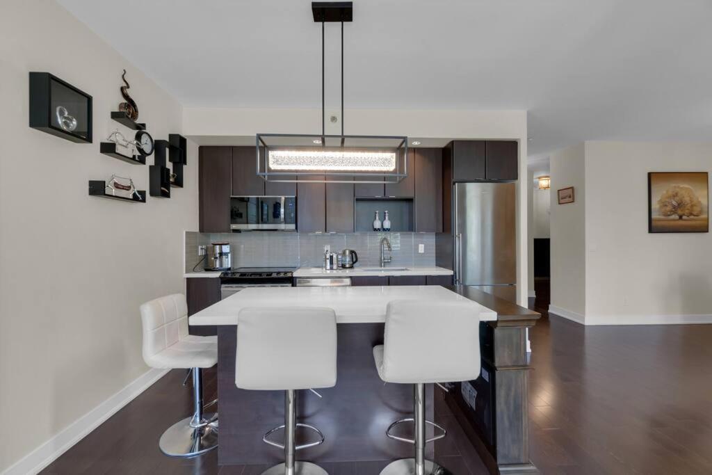 Apartment 1560 Sqft Elegant At Downtown Hi-end Shopping & Dining Area - Cn Tower View, Bidet, Lockbox *