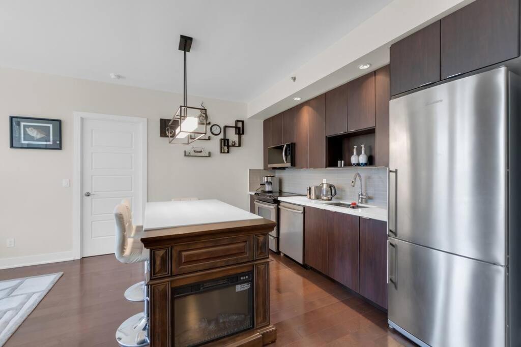 1560 Sqft Elegant At Downtown Hi-end Shopping & Dining Area - Cn Tower View, Bidet, Lockbox Apartment