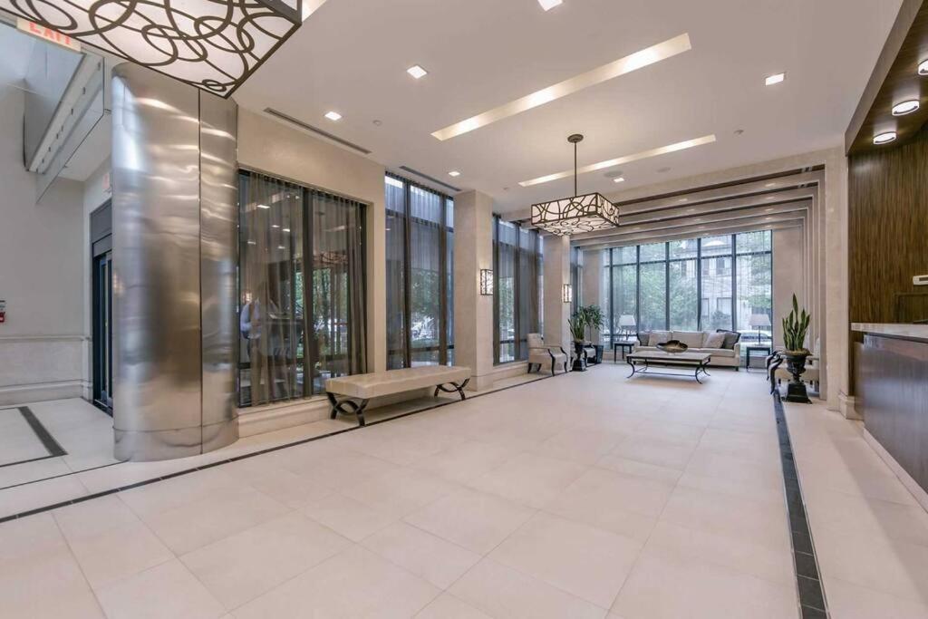 Apartment 1560 Sqft Elegant At Downtown Hi-end Shopping & Dining Area - Cn Tower View, Bidet, Lockbox *