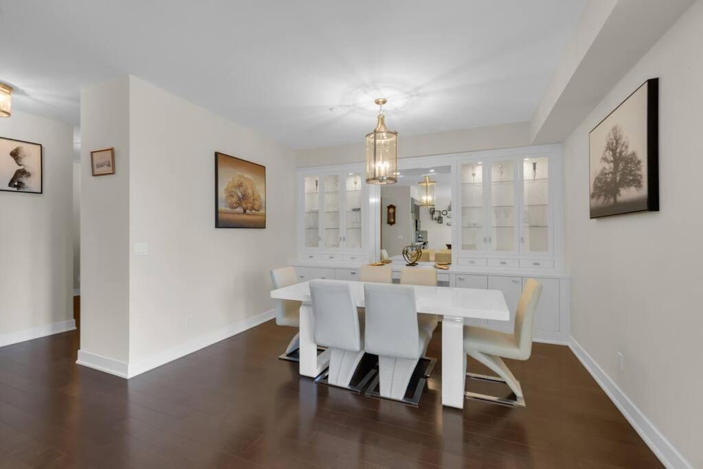 1560 Sqft Elegant At Downtown Hi-end Shopping & Dining Area - Cn Tower View, Bidet, Lockbox * Toronto
