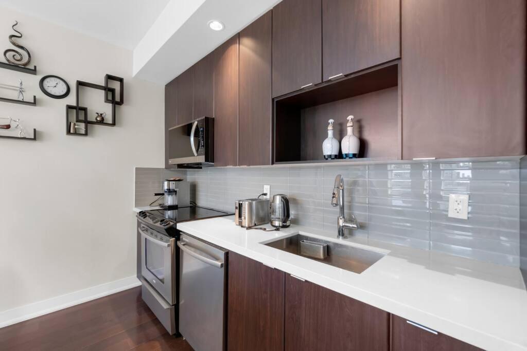 1560 Sqft Elegant At Downtown Hi-end Shopping & Dining Area - Cn Tower View, Bidet, Lockbox