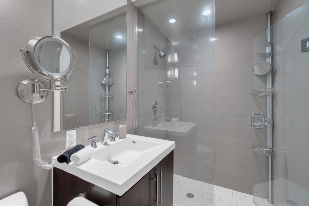 1560 Sqft Elegant At Downtown Hi-end Shopping & Dining Area - Cn Tower View, Bidet, Lockbox
