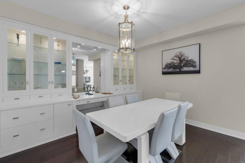 1560 Sqft Elegant At Downtown Hi-end Shopping & Dining Area - Cn Tower View, Bidet, Lockbox Apartment