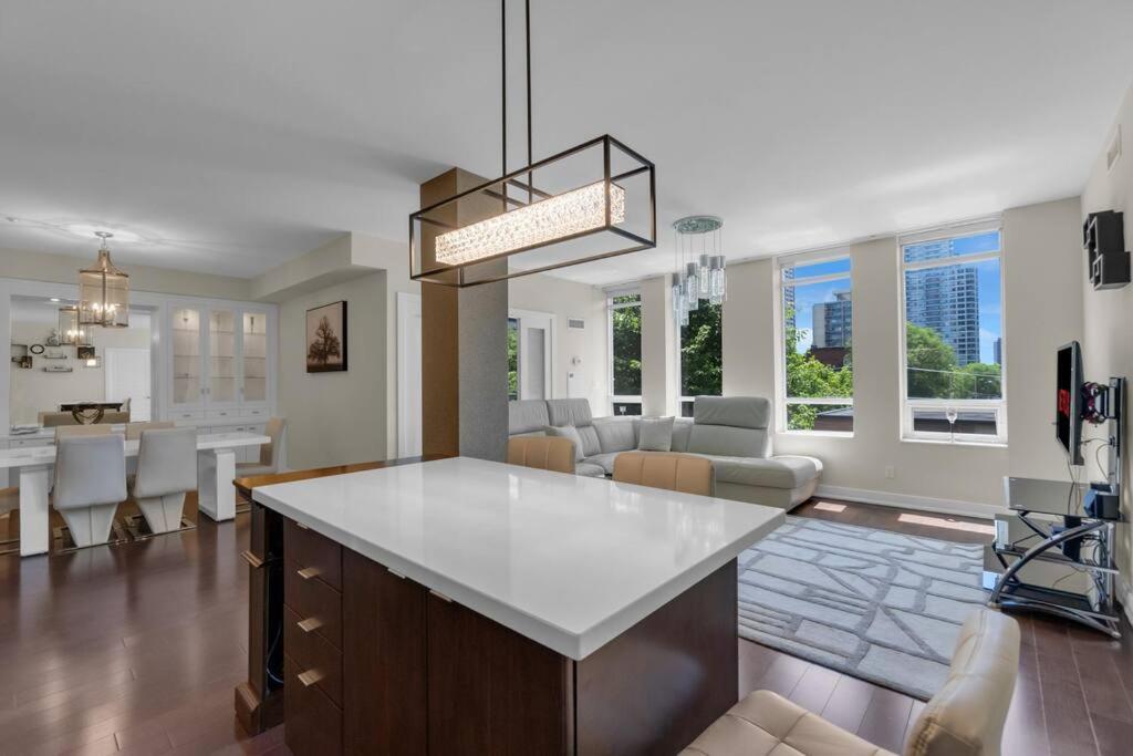 1560 Sqft Elegant At Downtown Hi-end Shopping & Dining Area - Cn Tower View, Bidet, Lockbox Toronto