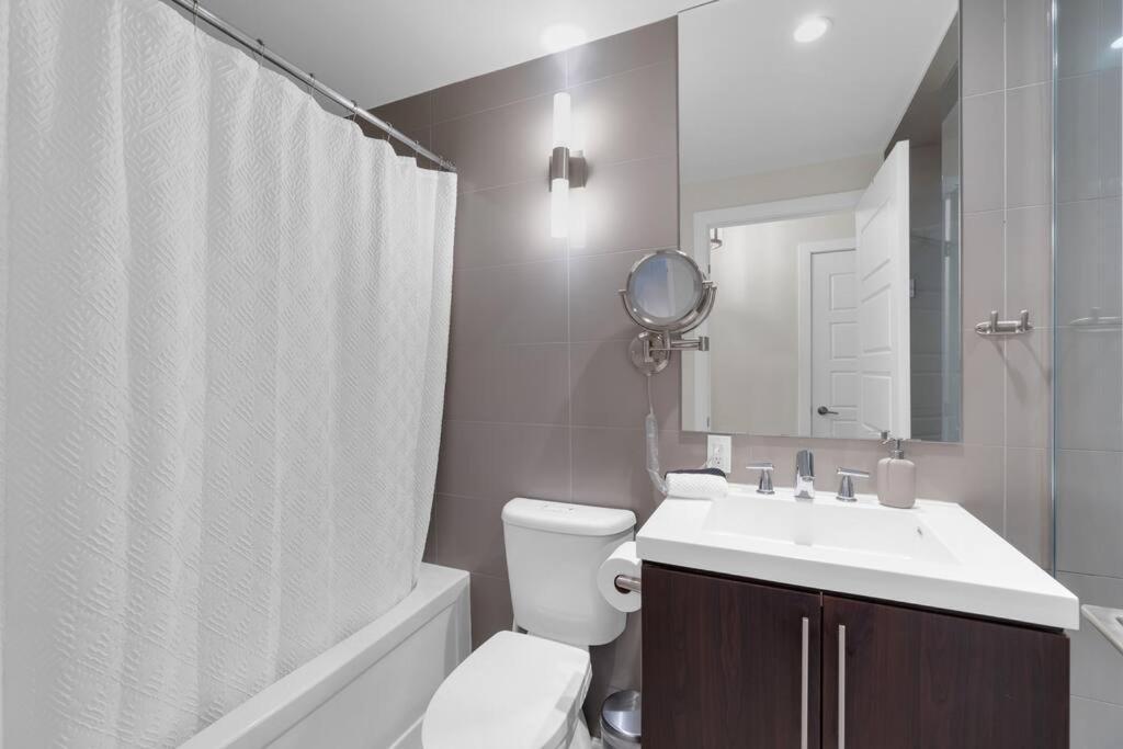 1560 Sqft Elegant At Downtown Hi-end Shopping & Dining Area - Cn Tower View, Bidet, Lockbox *