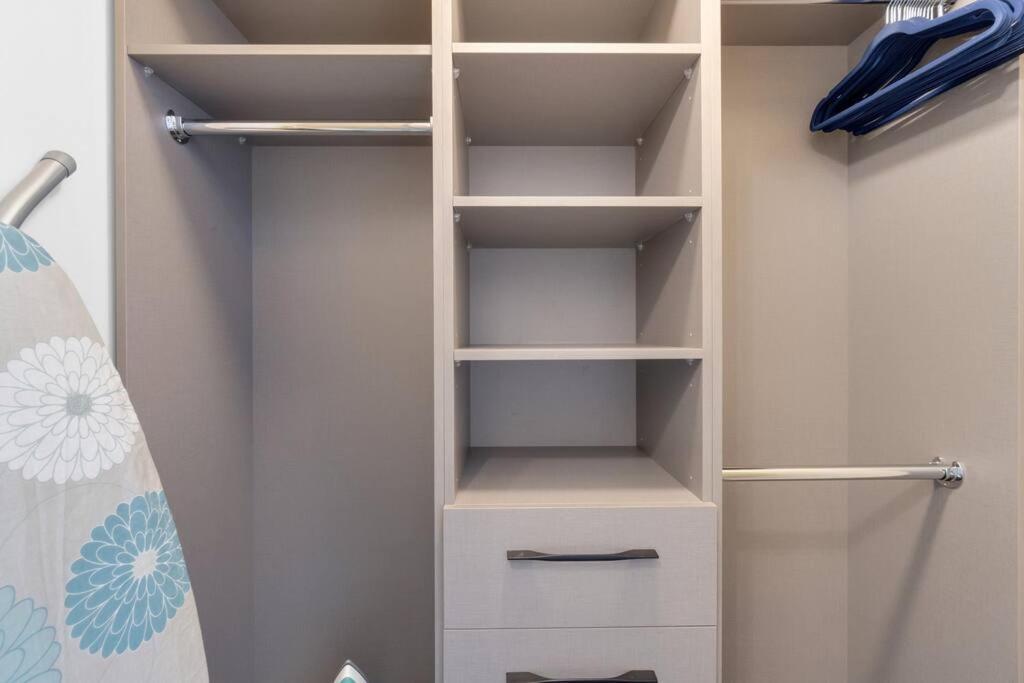 1560 Sqft Elegant At Downtown Hi-end Shopping & Dining Area - Cn Tower View, Bidet, Lockbox