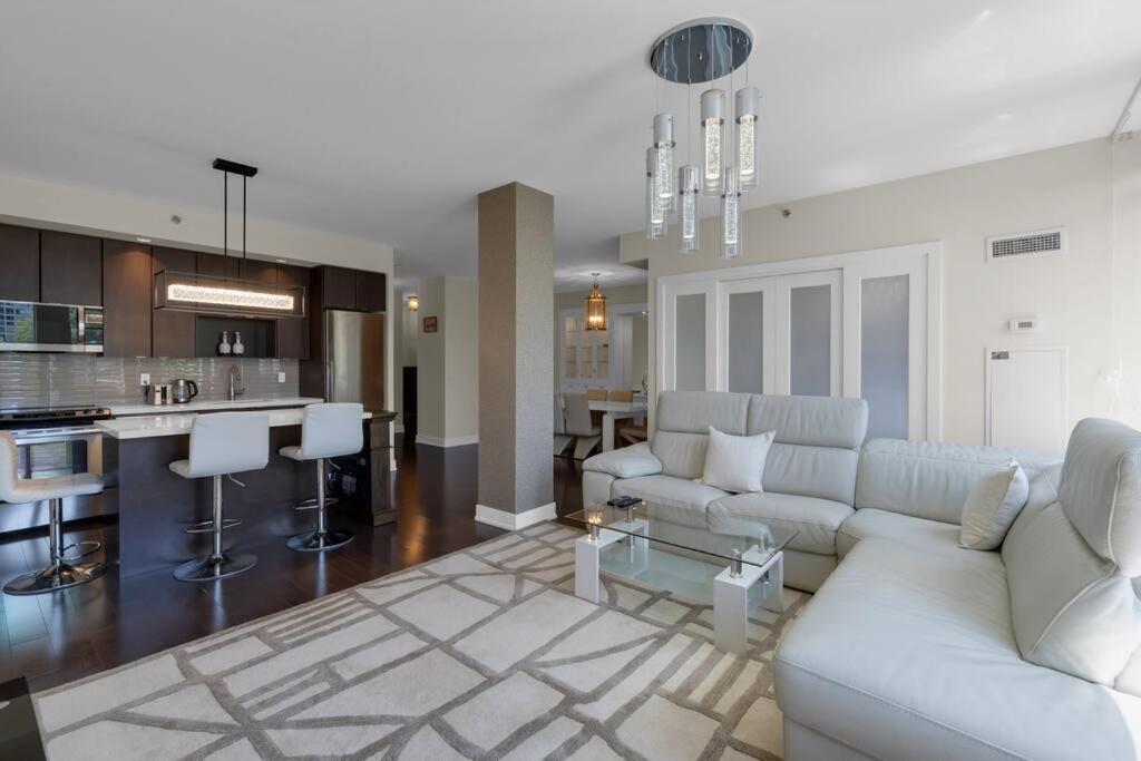 Apartment 1560 Sqft Elegant At Downtown Hi-end Shopping & Dining Area - Cn Tower View, Bidet, Lockbox *