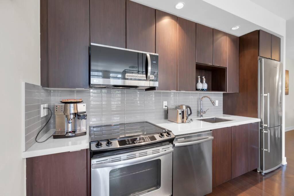 Apartment 1560 Sqft Elegant At Downtown Hi-end Shopping & Dining Area - Cn Tower View, Bidet, Lockbox Toronto