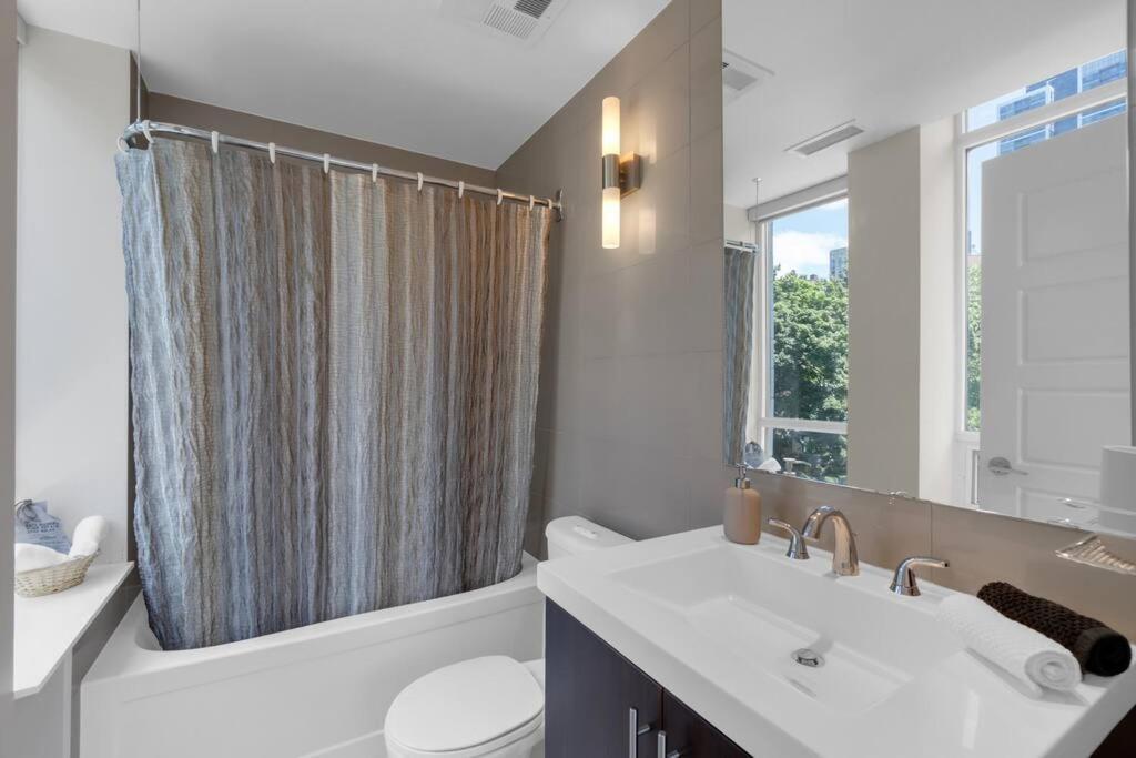 Apartment 1560 Sqft Elegant At Downtown Hi-end Shopping & Dining Area - Cn Tower View, Bidet, Lockbox