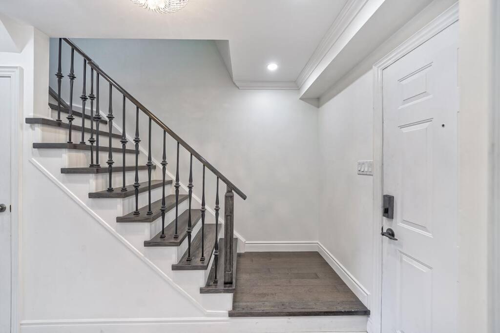 Apartment 4br Scarborough Gem, Freshly Renovated, 7 Car Parking Toronto