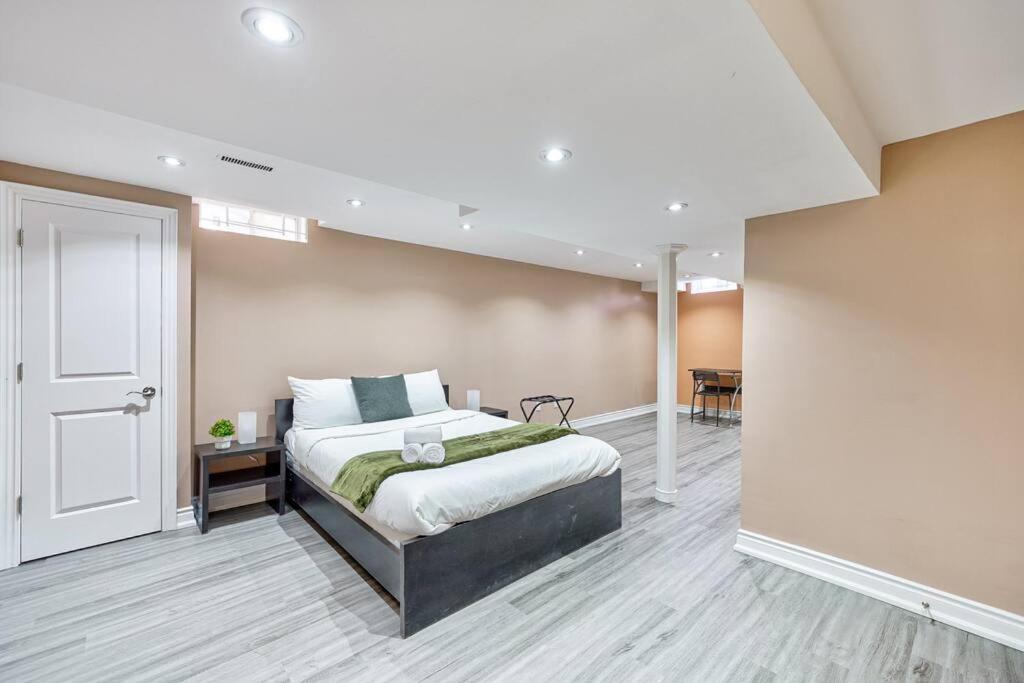 4br Scarborough Gem, Freshly Renovated, 7 Car Parking Apartment Toronto