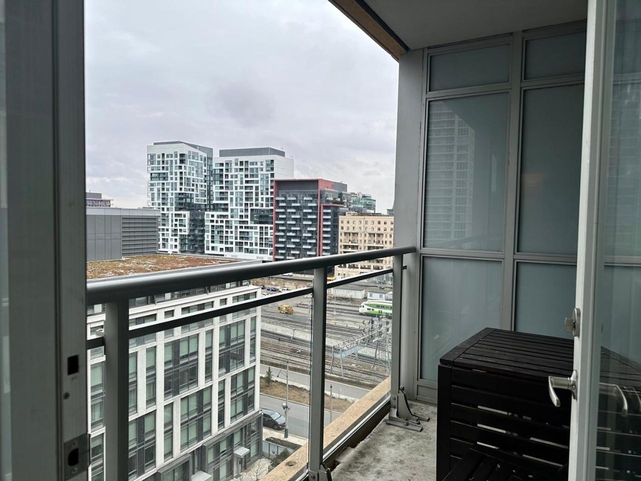 Comfy 1bdrm Den 2baths With 3 Real Beds Parking * Toronto