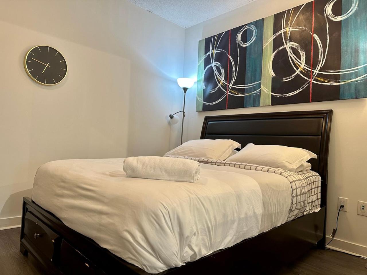 Apartment Comfy 1bdrm Den 2baths With 3 Real Beds Parking Toronto