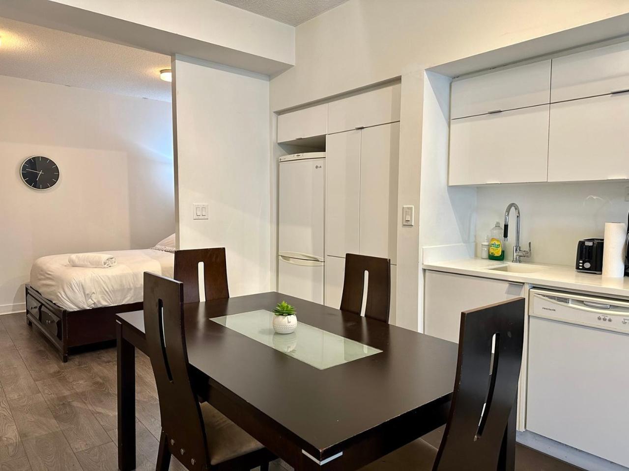 Comfy 1bdrm Den 2baths With 3 Real Beds Parking *