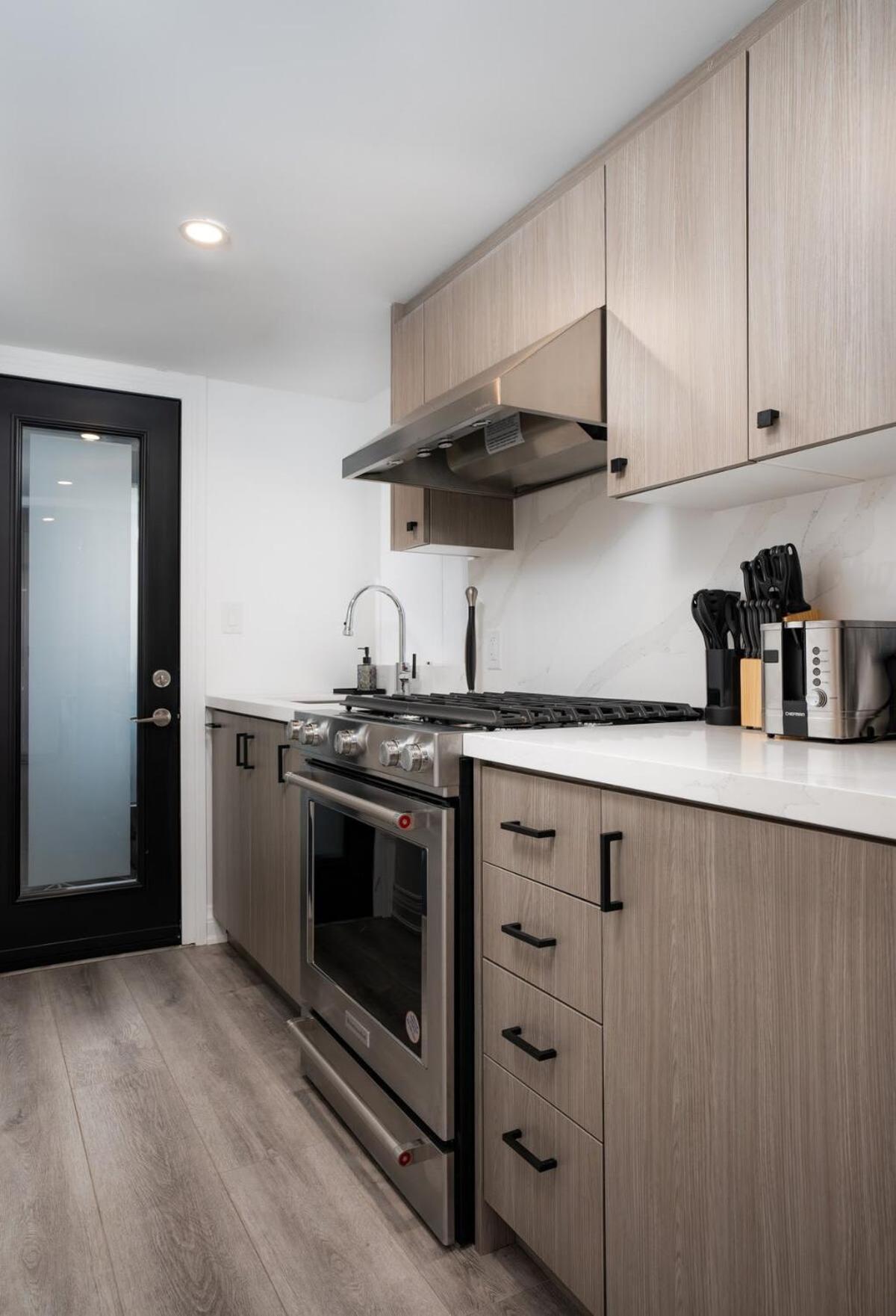 Chic And Cozy Studio In Trendy Parkdale & Parking Apartment