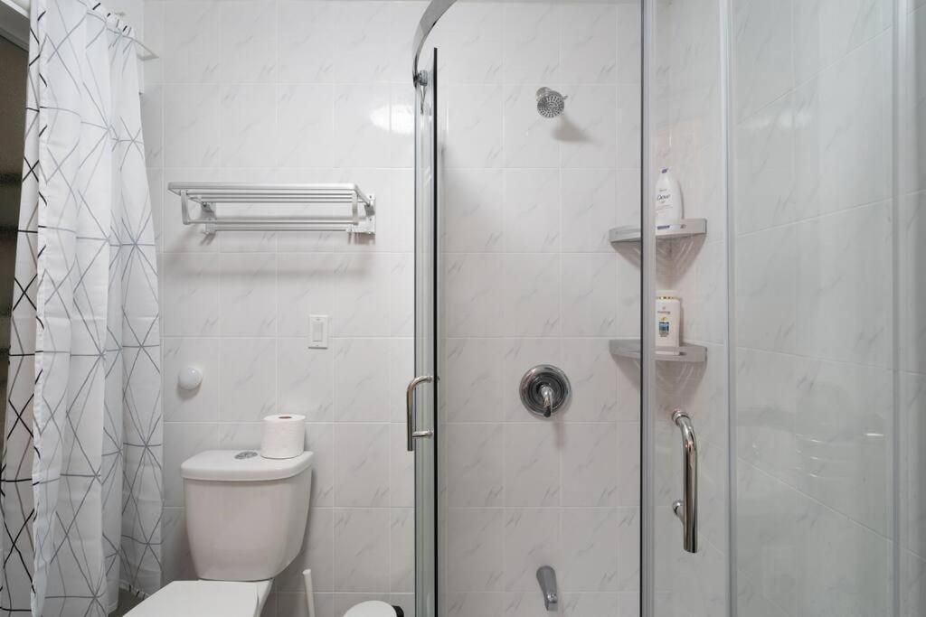 Spacious With Ensuite Bathroom Near Subway, Koreatown & Uoft Homestay *