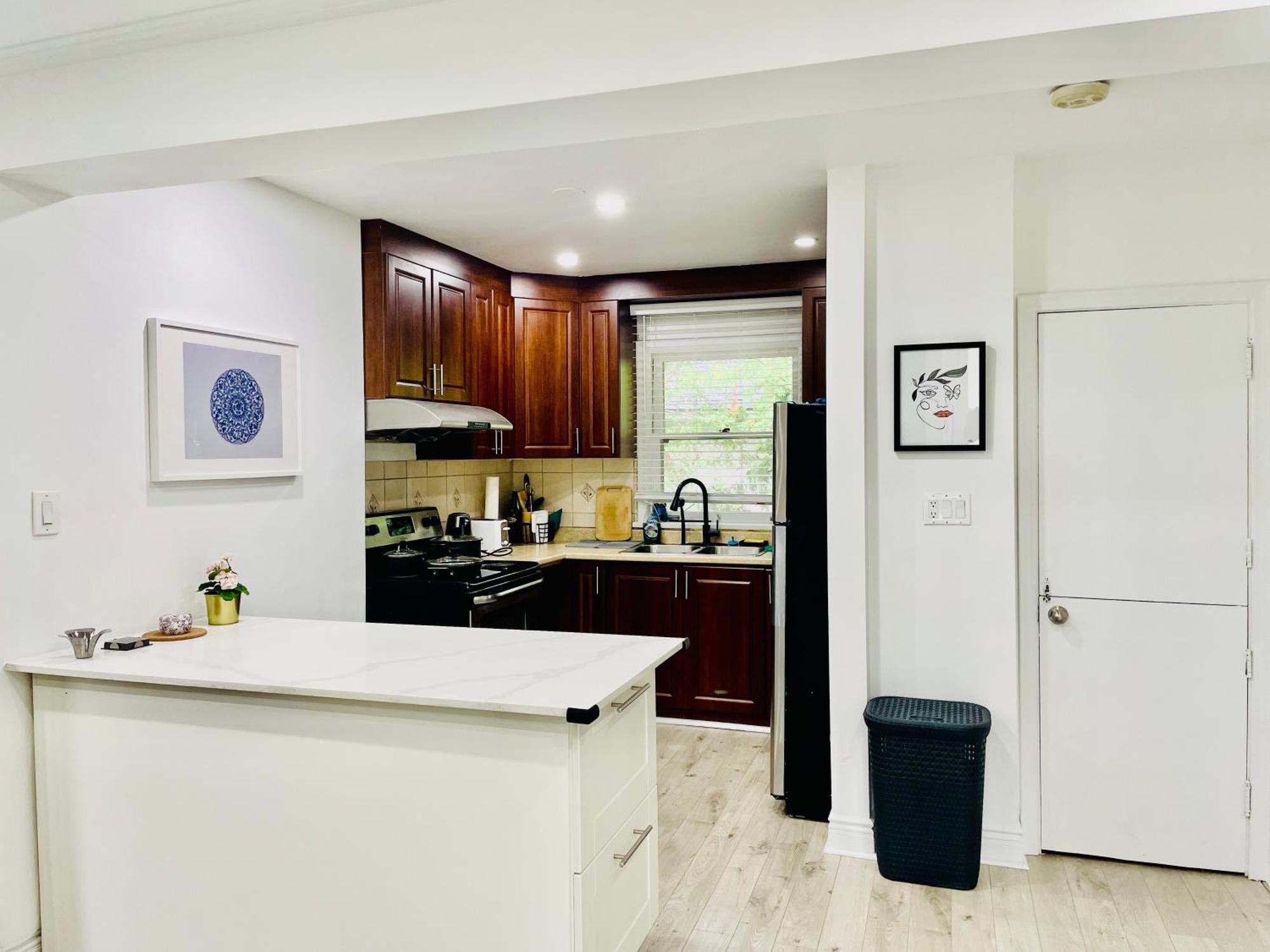 3room Entire Floor Walk 2 Subway * Toronto