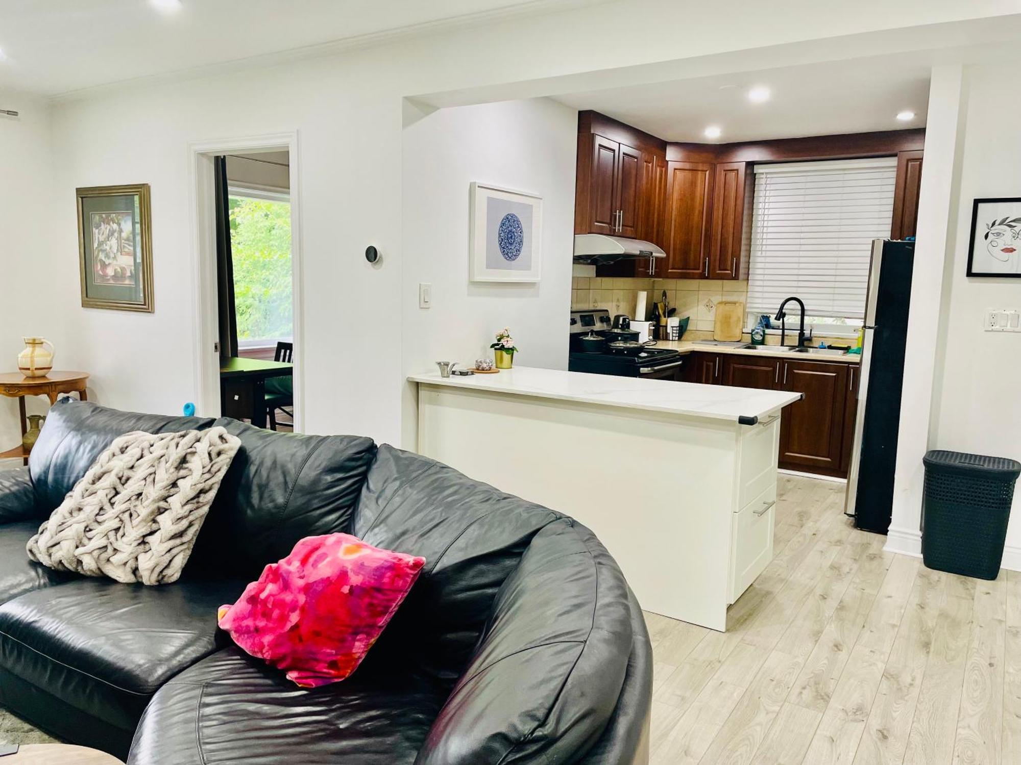 3room Entire Floor Walk 2 Subway * Toronto