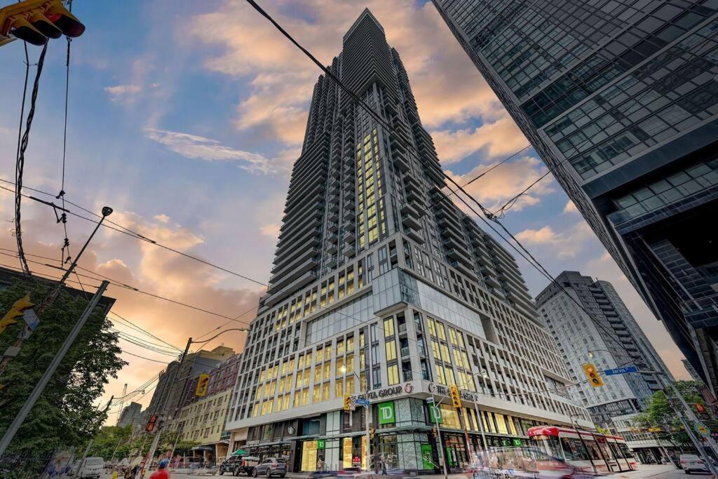 Apartment Elegant Near Eaton Centre Mall *