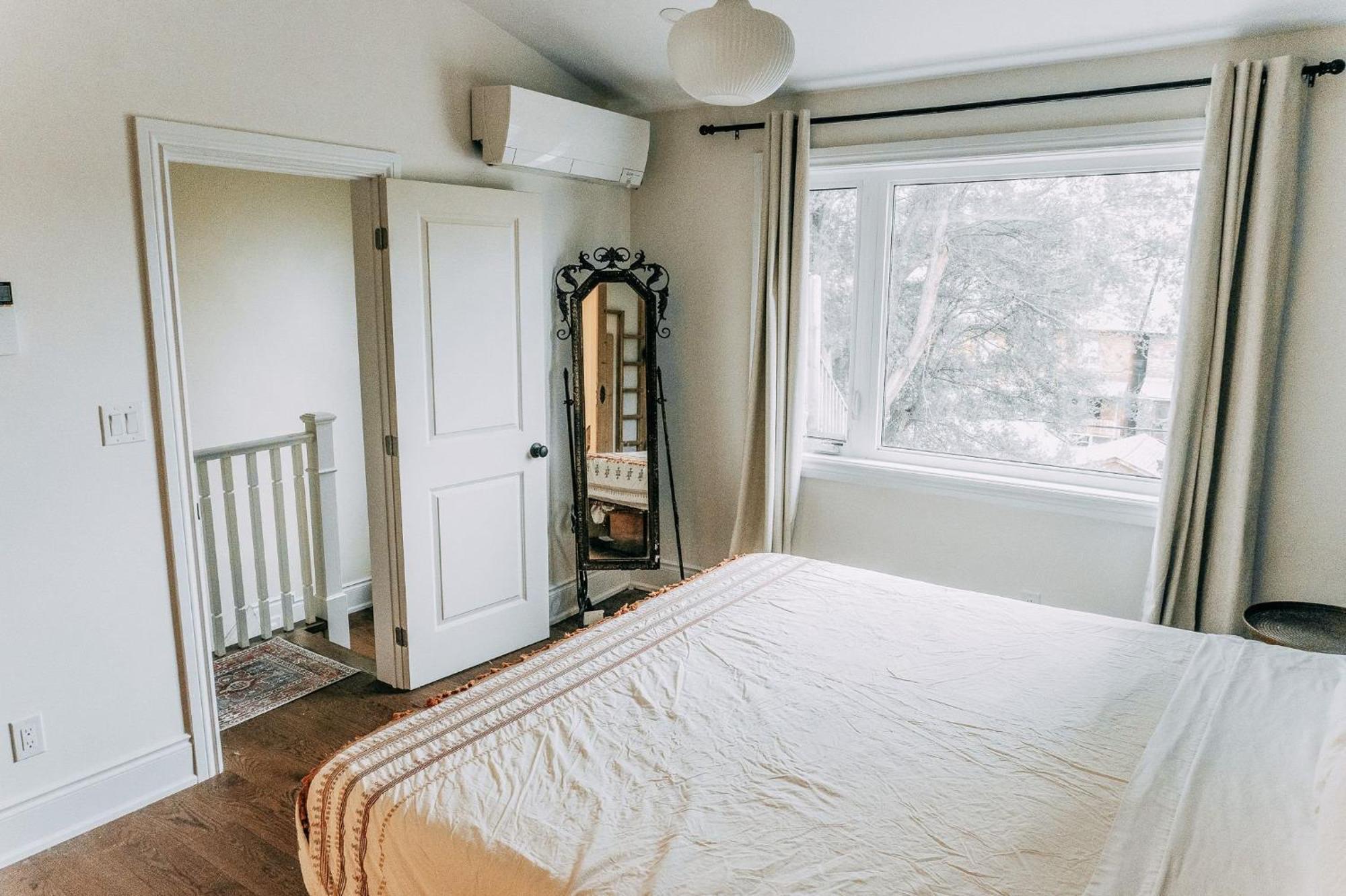 Charming Family House 3 Bdr With Balcony * Toronto