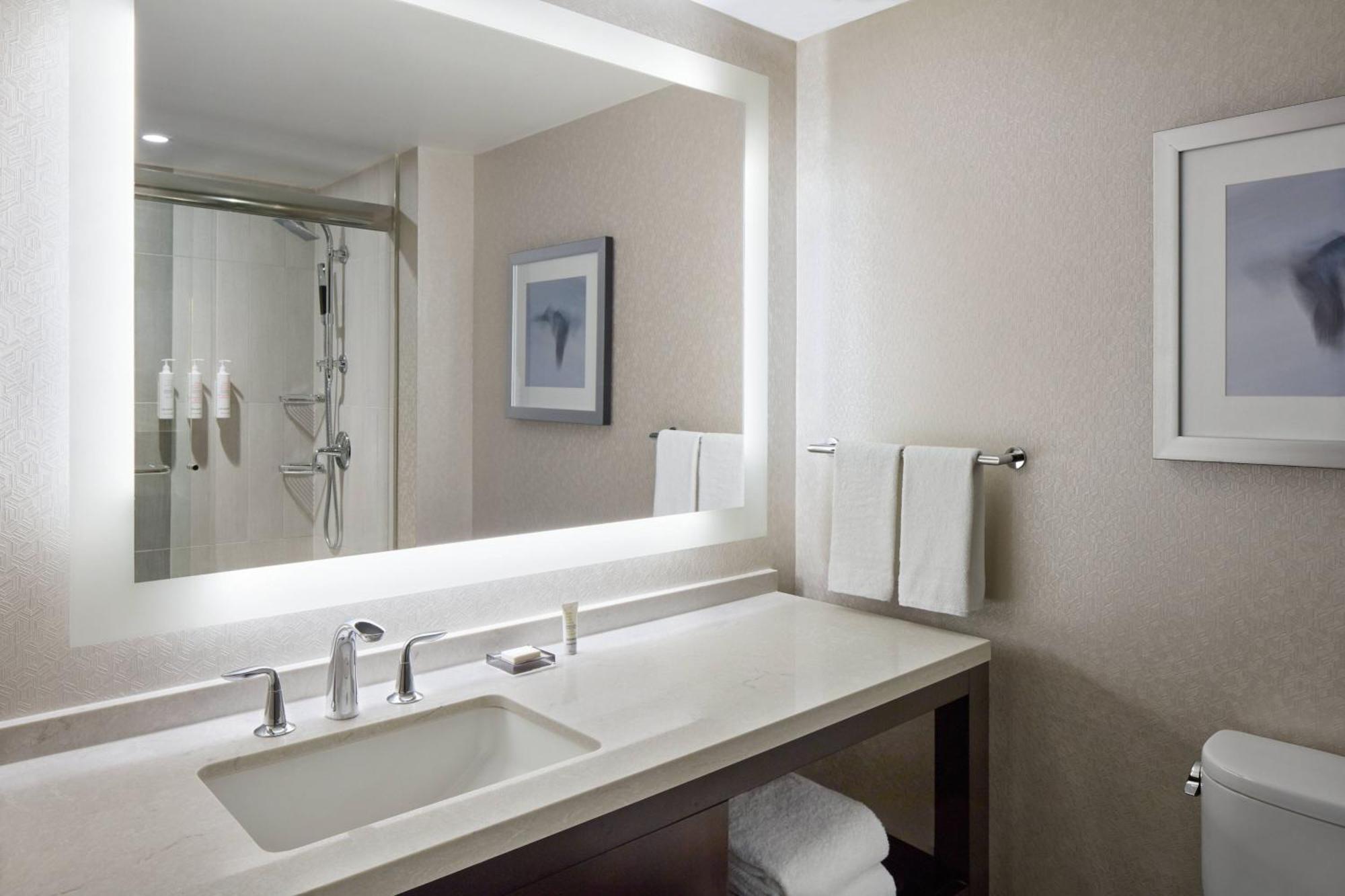Marriott Downtown At Cf Eaton Centre Hotel 4*