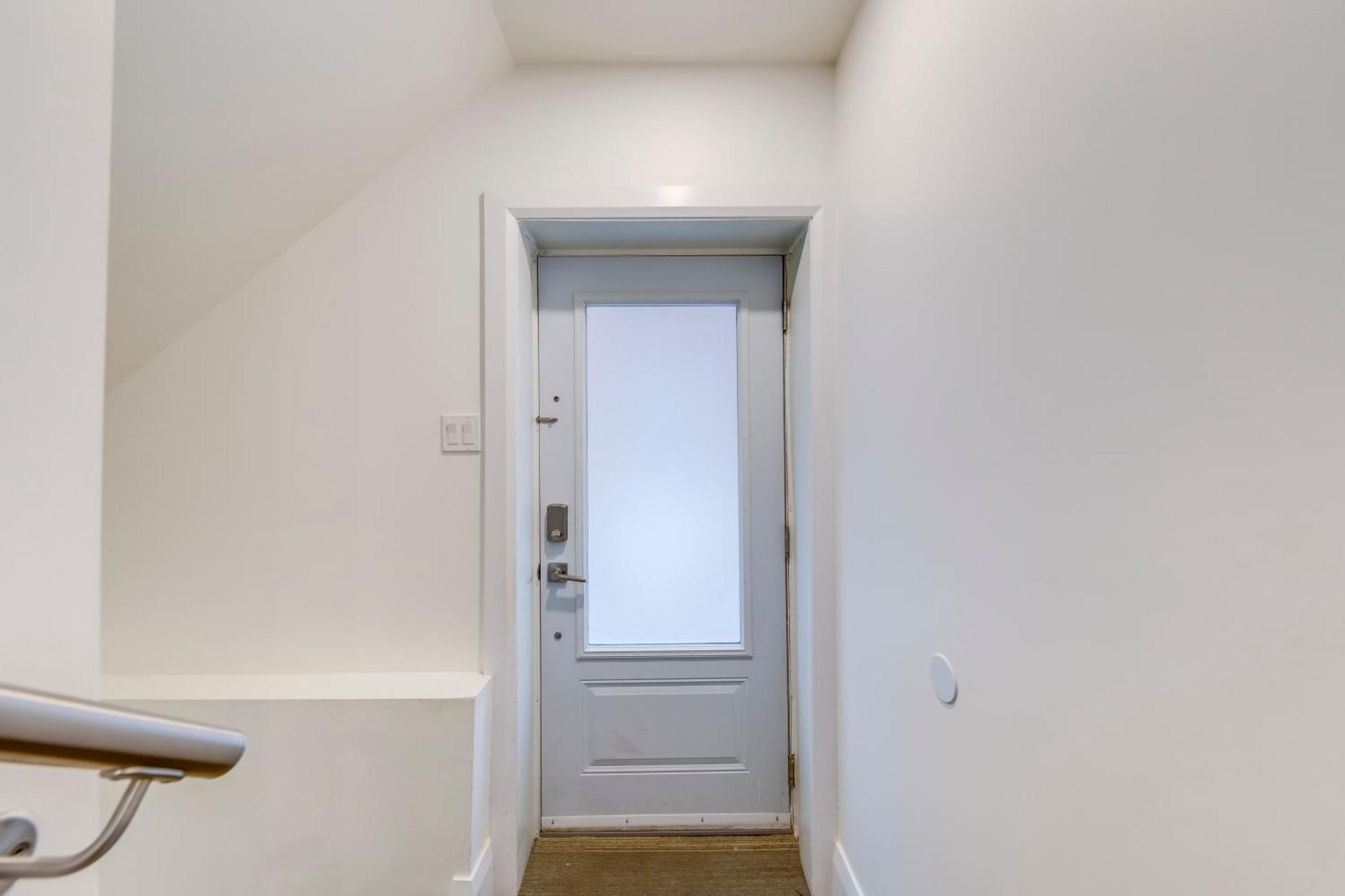 Apartment Midtown 2 Bedroom Basement