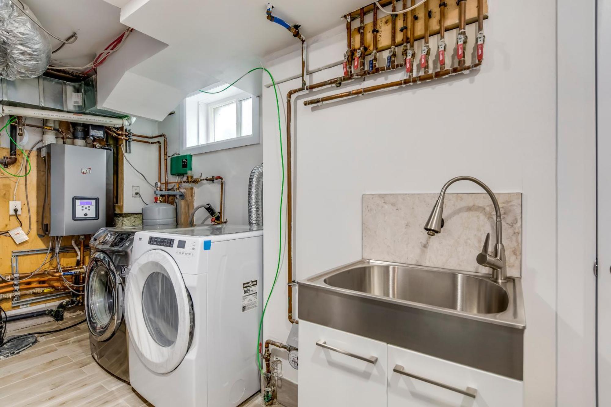 Apartment Midtown 2 Bedroom Basement