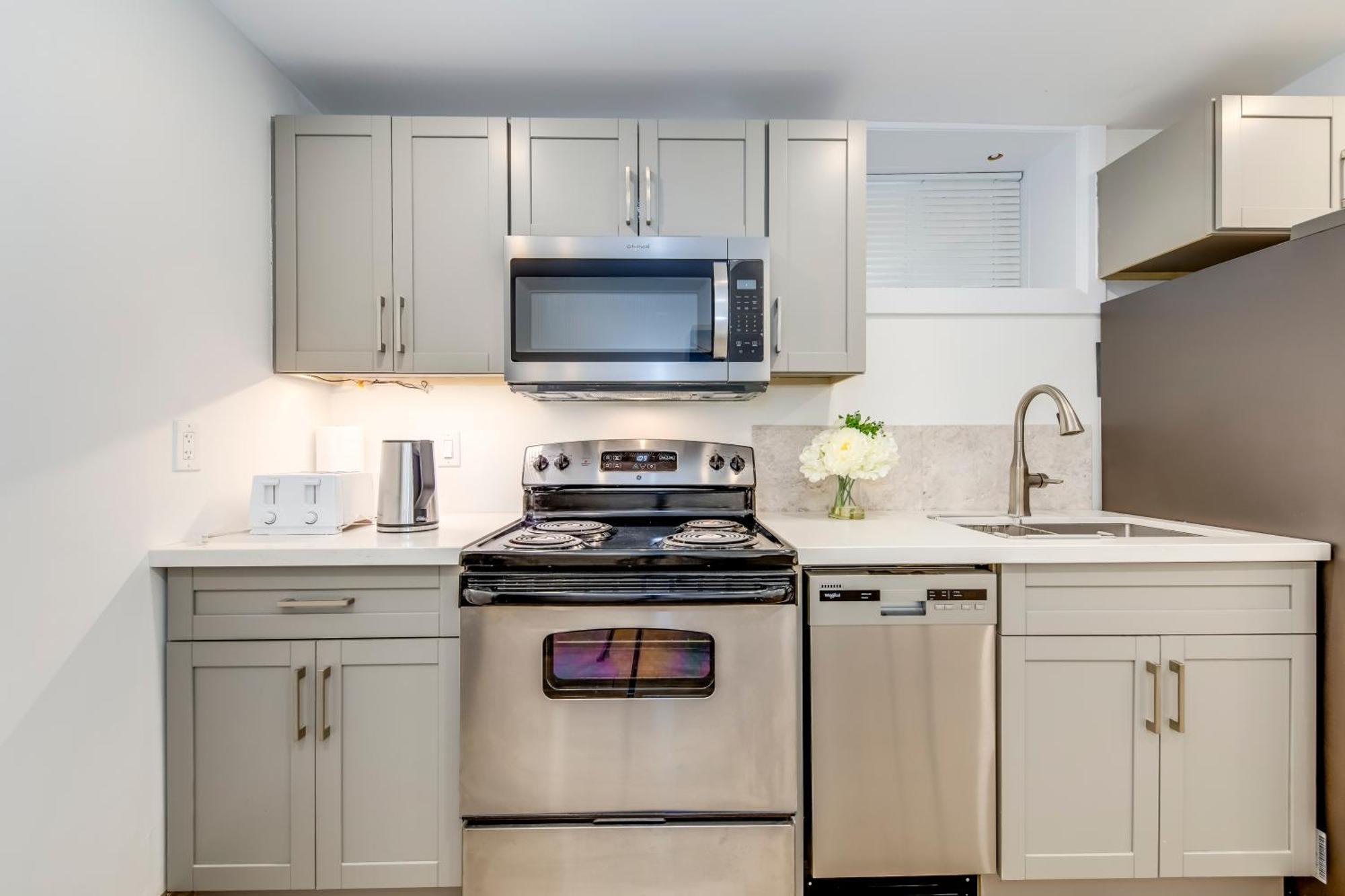 Apartment Midtown 2 Bedroom Basement Toronto