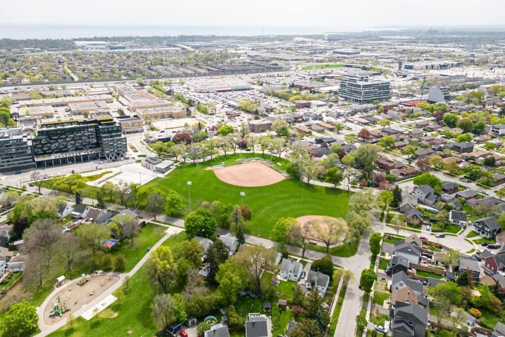 Heritage 3br Etobicoke Gem, Sherway Gardens, Bbq *