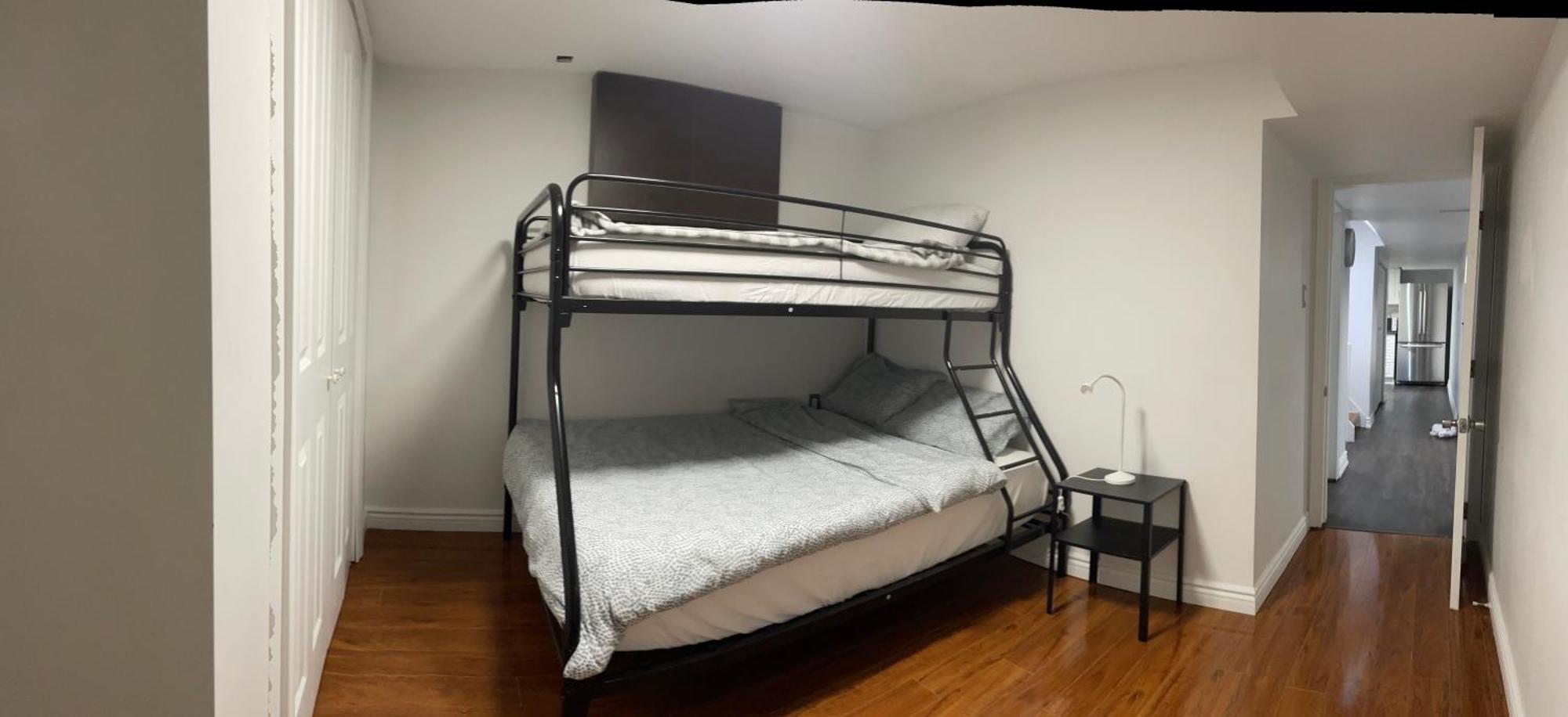 Entire Floor Privet Yard King Queen Twin Holiday home Toronto