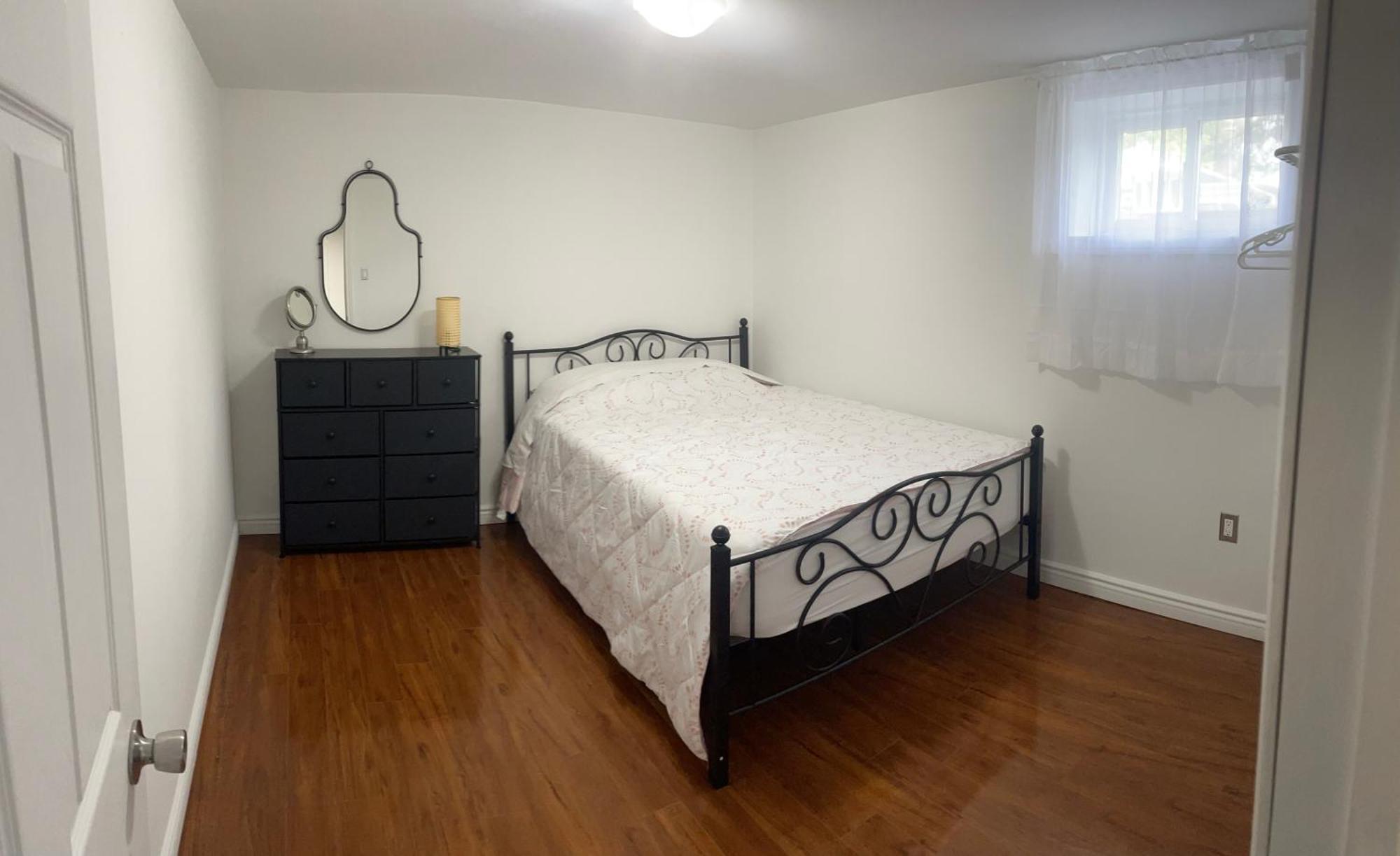 Entire Floor Privet Yard King Queen Twin Holiday home *