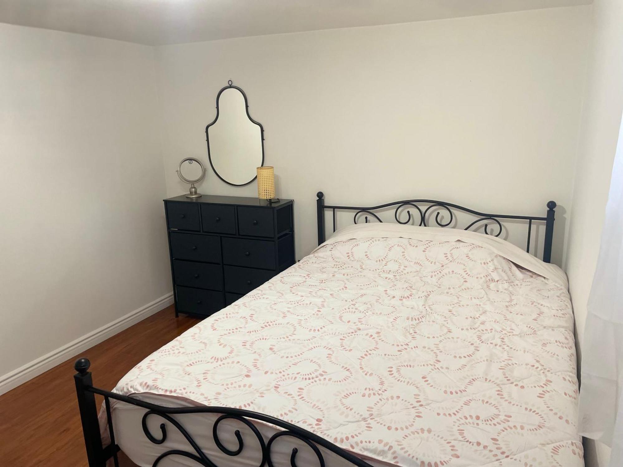 Entire Floor Privet Yard King Queen Twin * Toronto