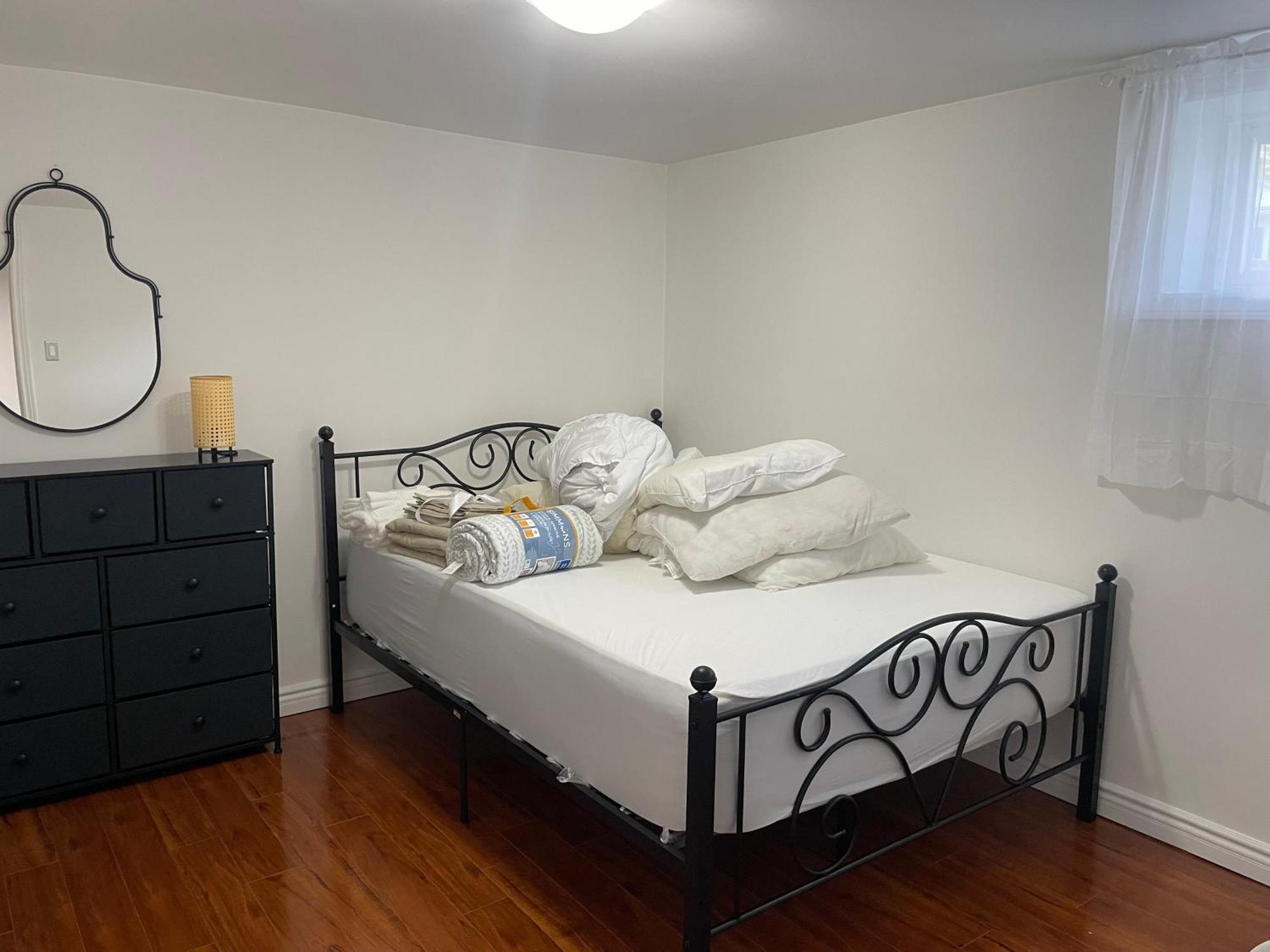 Entire Floor Privet Yard King Queen Twin Holiday home Toronto