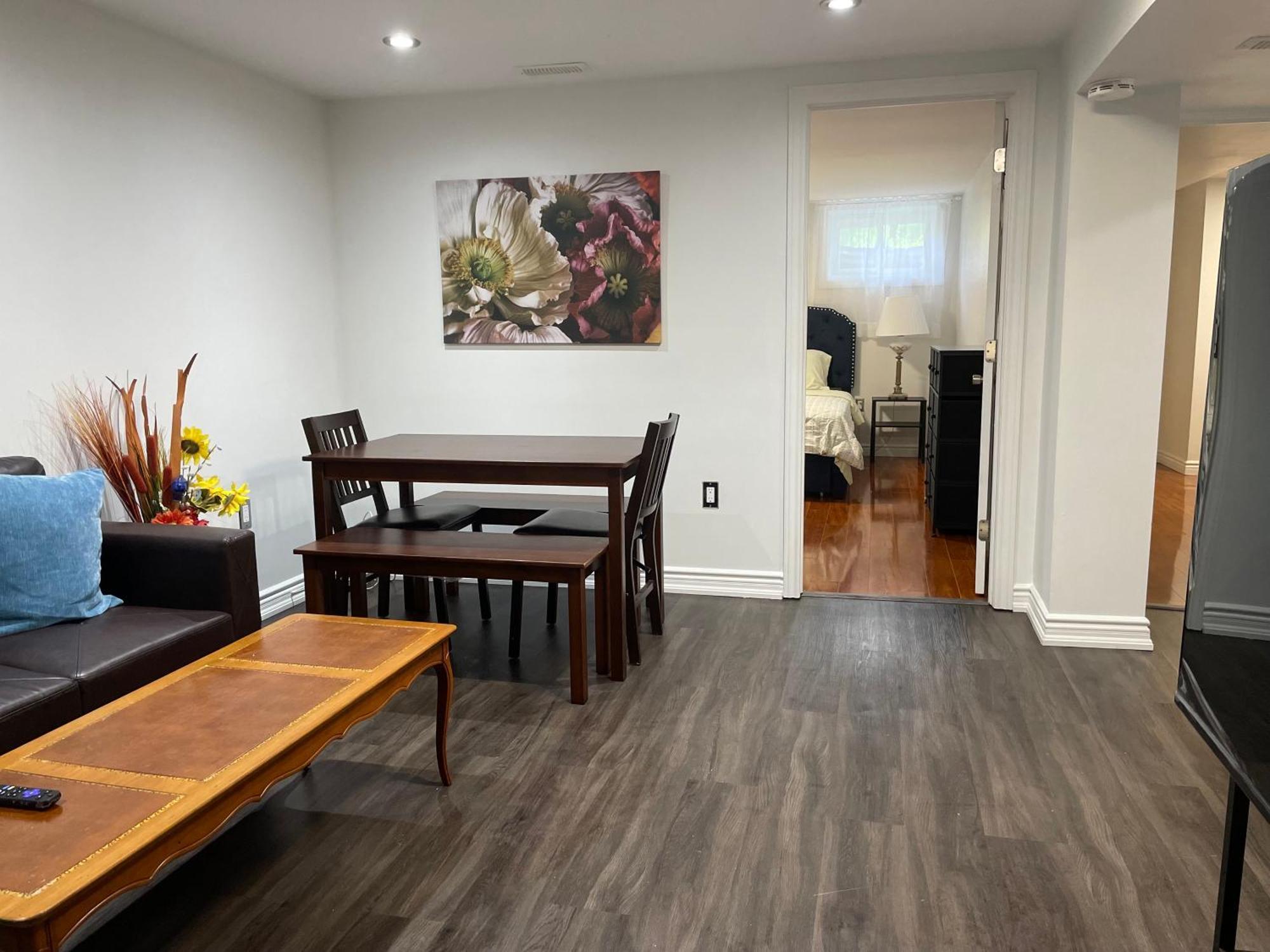 Entire Floor Privet Yard King Queen Twin * Toronto