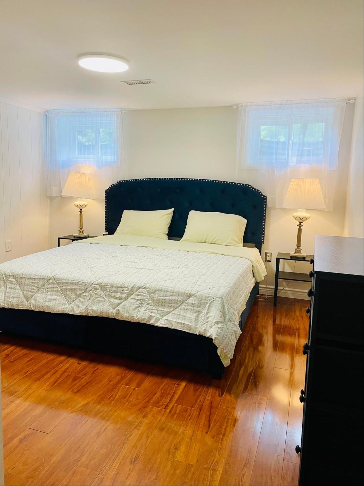 Entire Floor Privet Yard King Queen Twin Holiday home Toronto