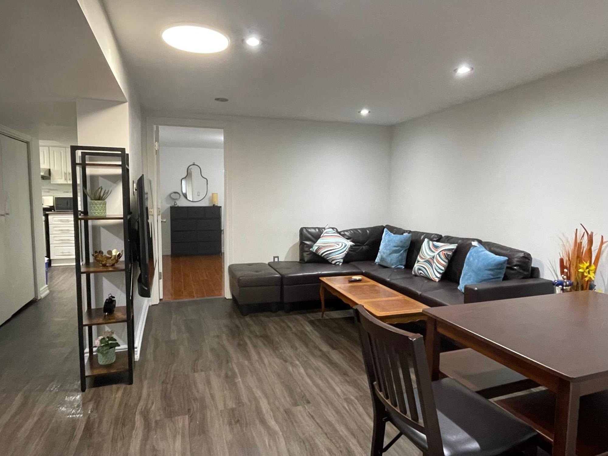 Entire Floor Privet Yard King Queen Twin * Toronto