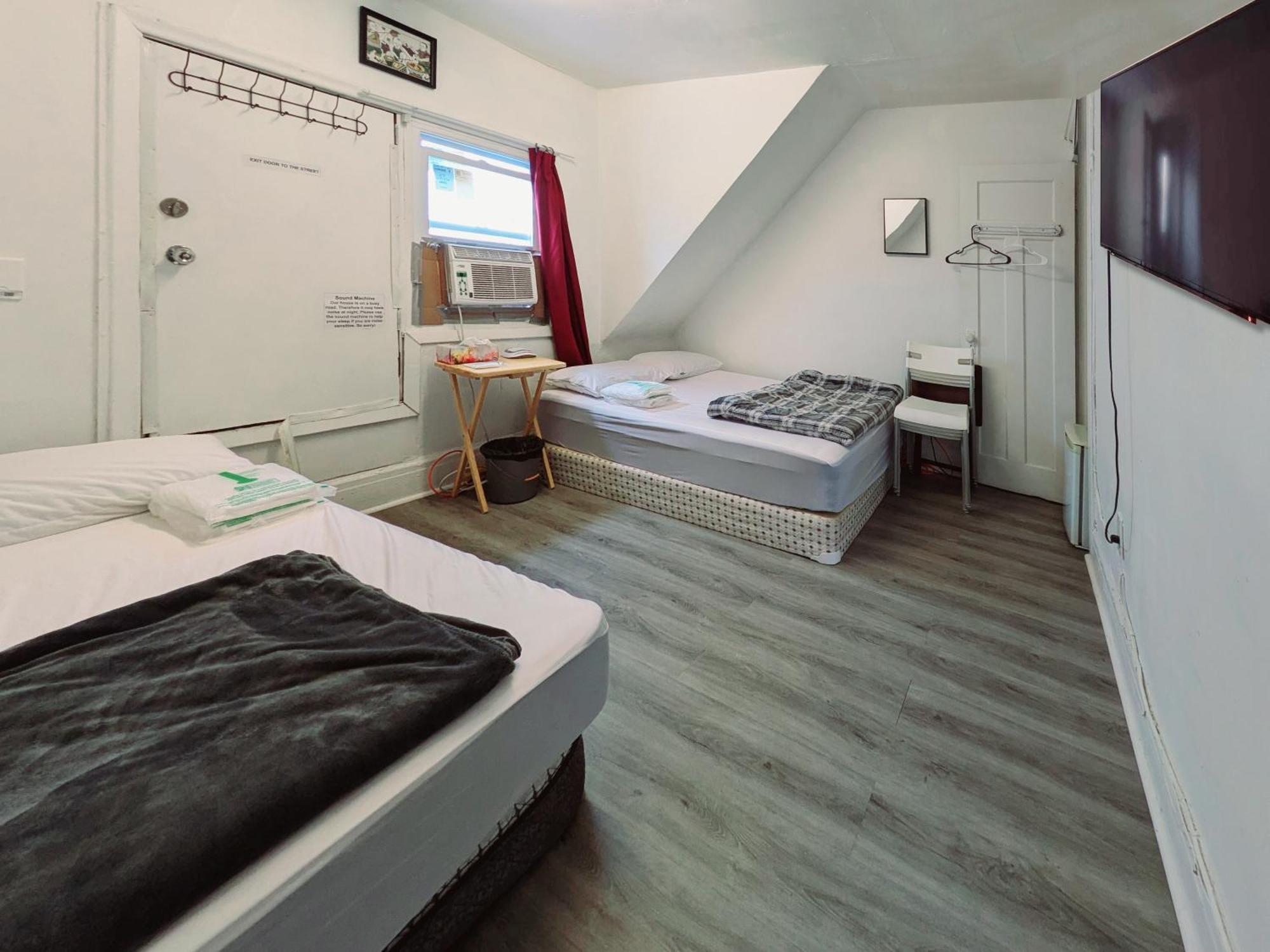 Quadruple Private With Netflix & Laundry, Balcony & Self Check-in Toronto