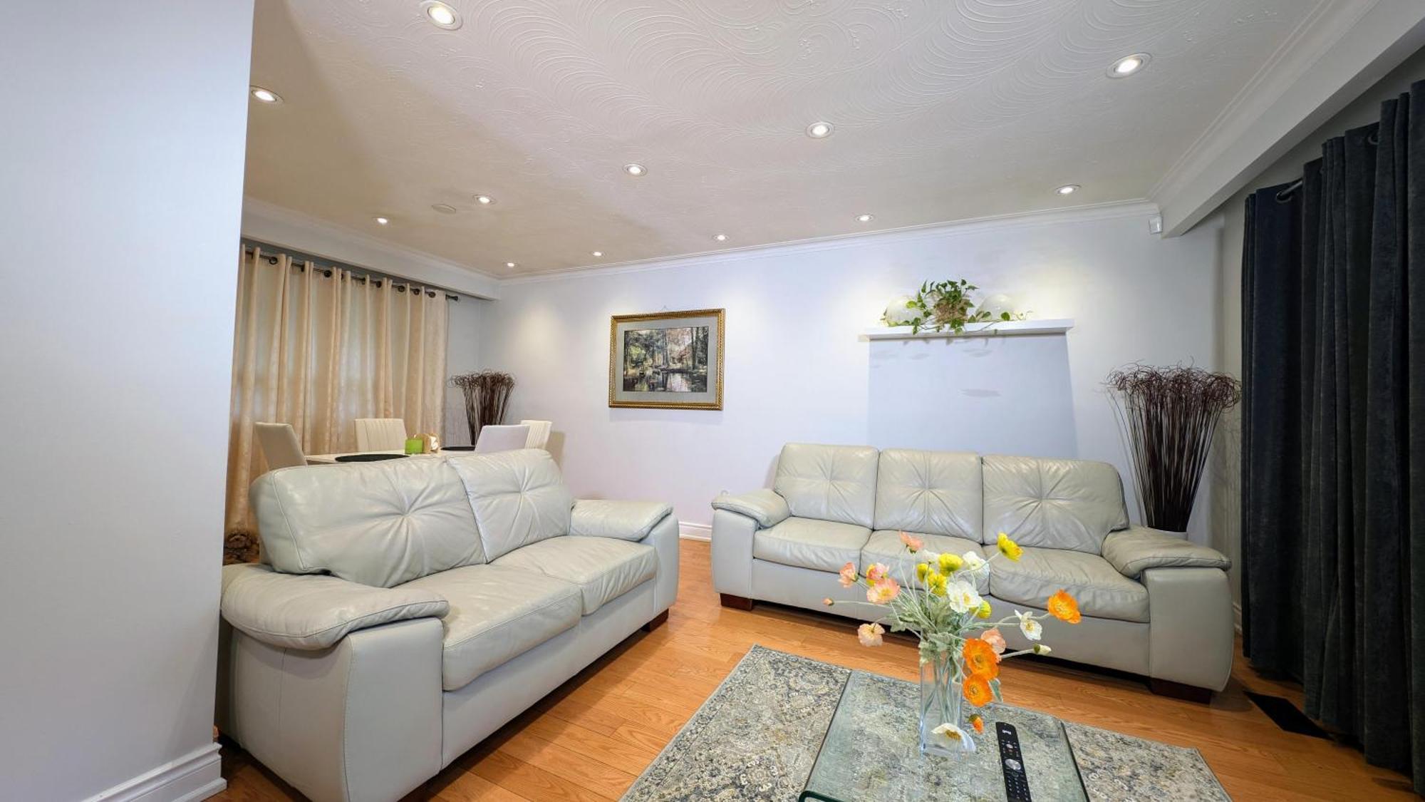 Bright Cozy In Scarborough, Toronto! Holiday home Toronto