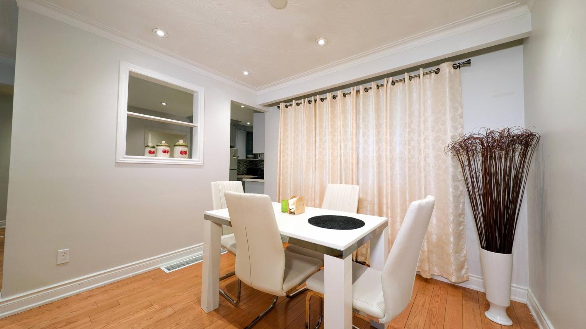 Bright Cozy In Scarborough, Toronto! *