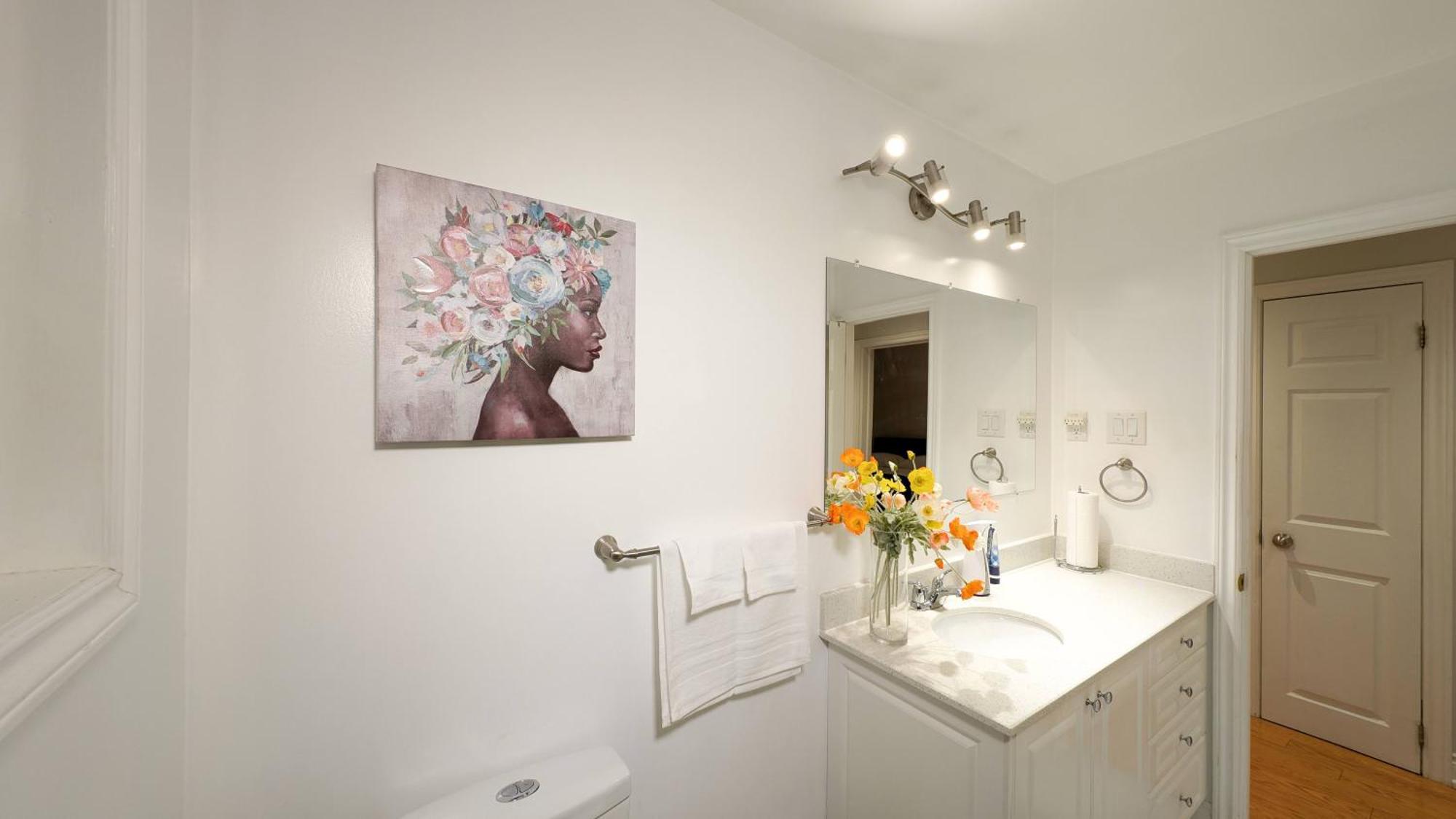 Bright Cozy In Scarborough, Toronto! Holiday home *