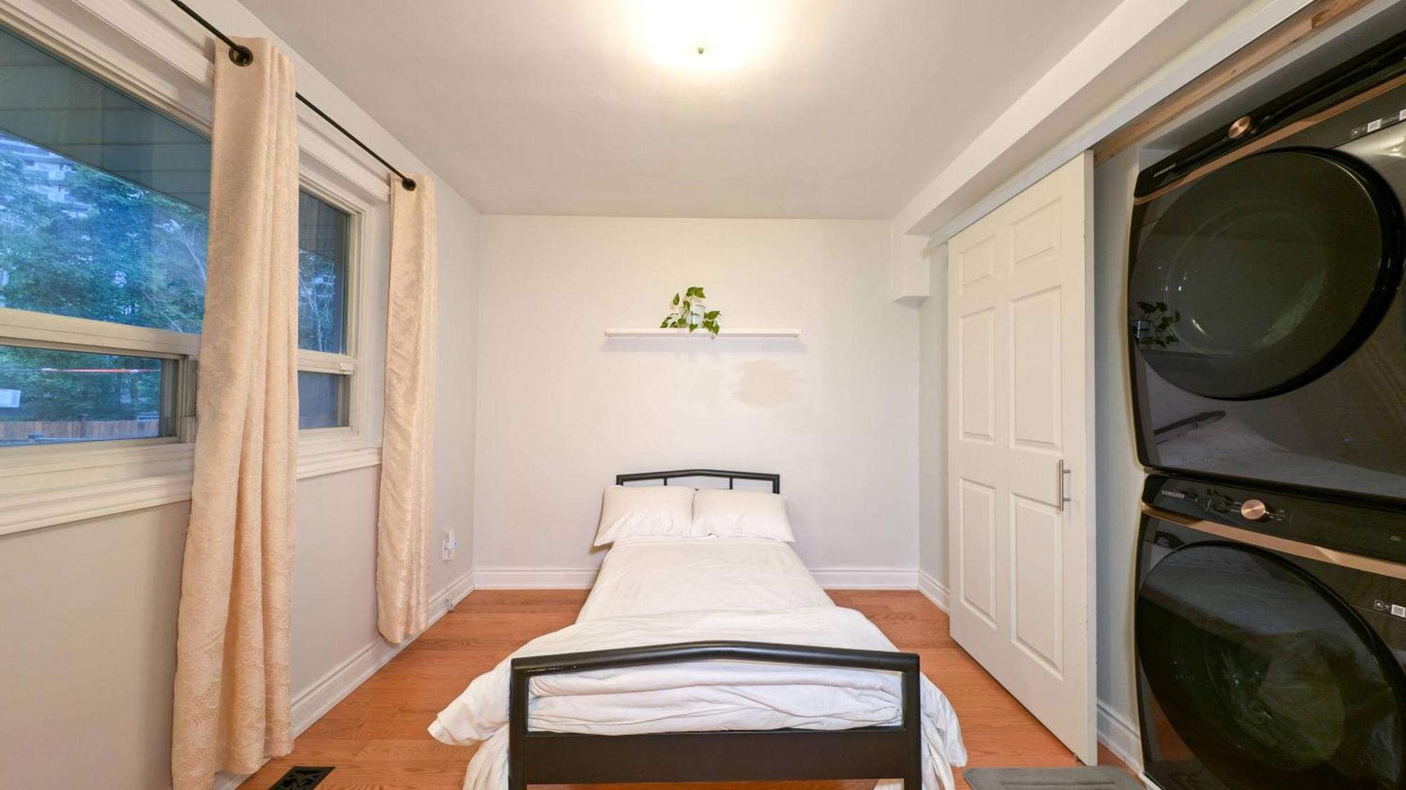 Bright Cozy In Scarborough, Toronto! Holiday home