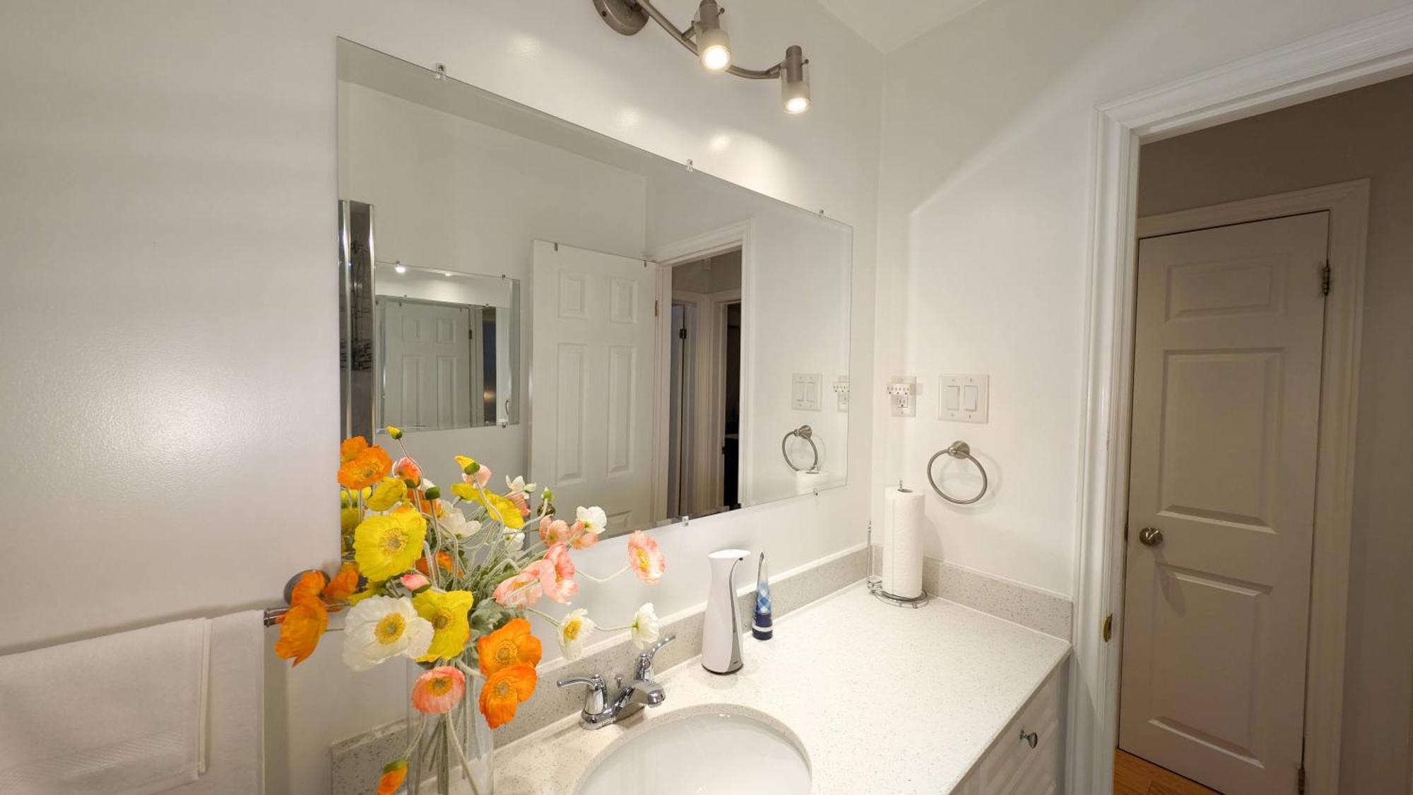Holiday home Bright Cozy In Scarborough, Toronto!