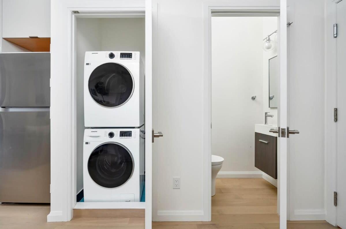 Spacious 2br Near Uoft And College Toronto