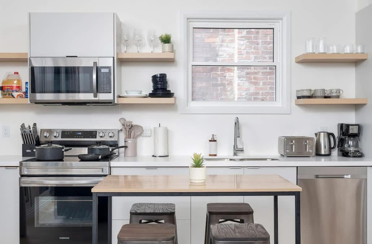 Spacious 2br Near Uoft And College Apartment *