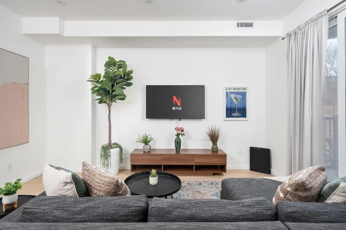 Spacious 2br Near Uoft And College Apartment *