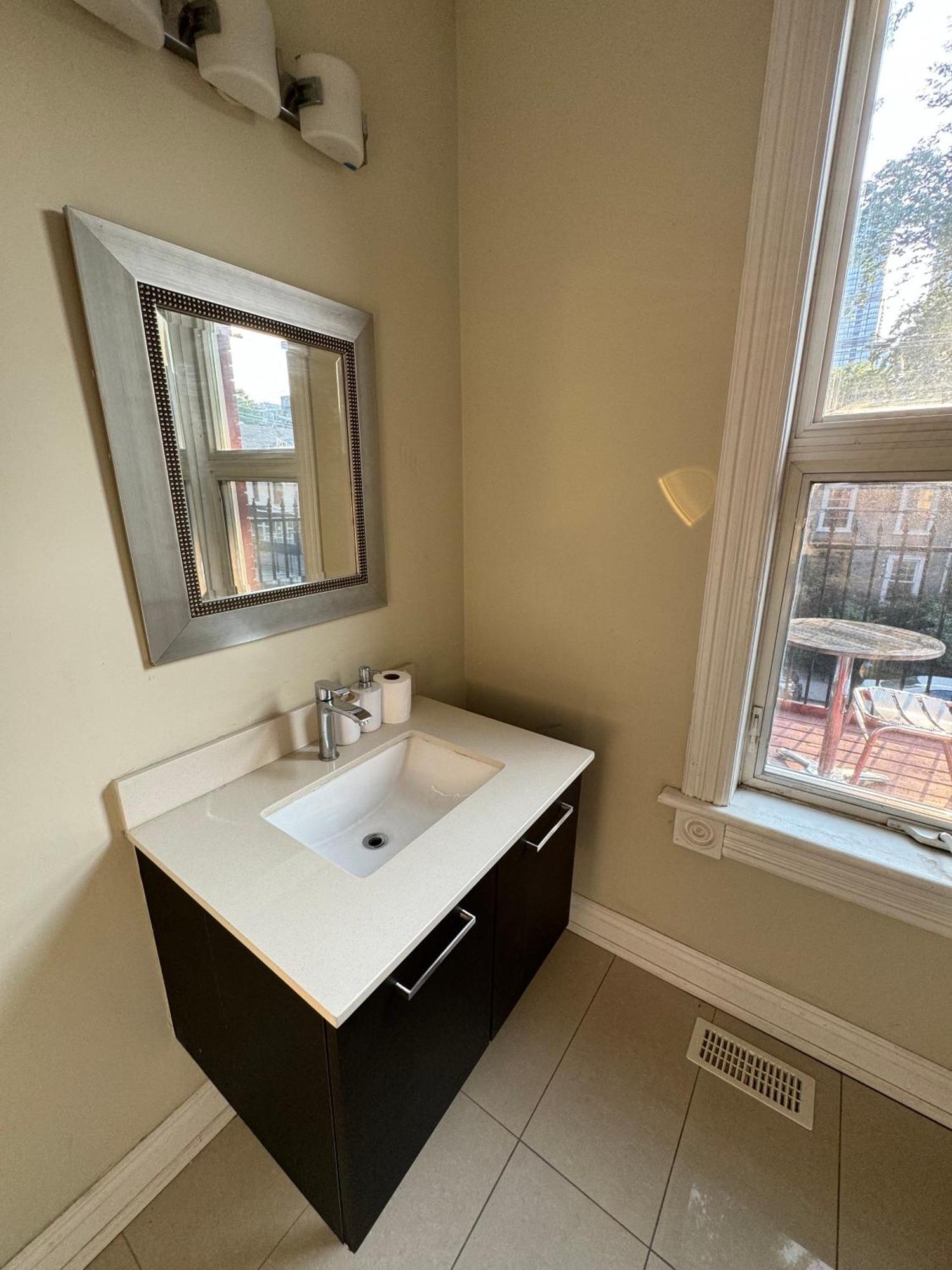 Spacious Townhouse Close To Dundas Square! Gasthof